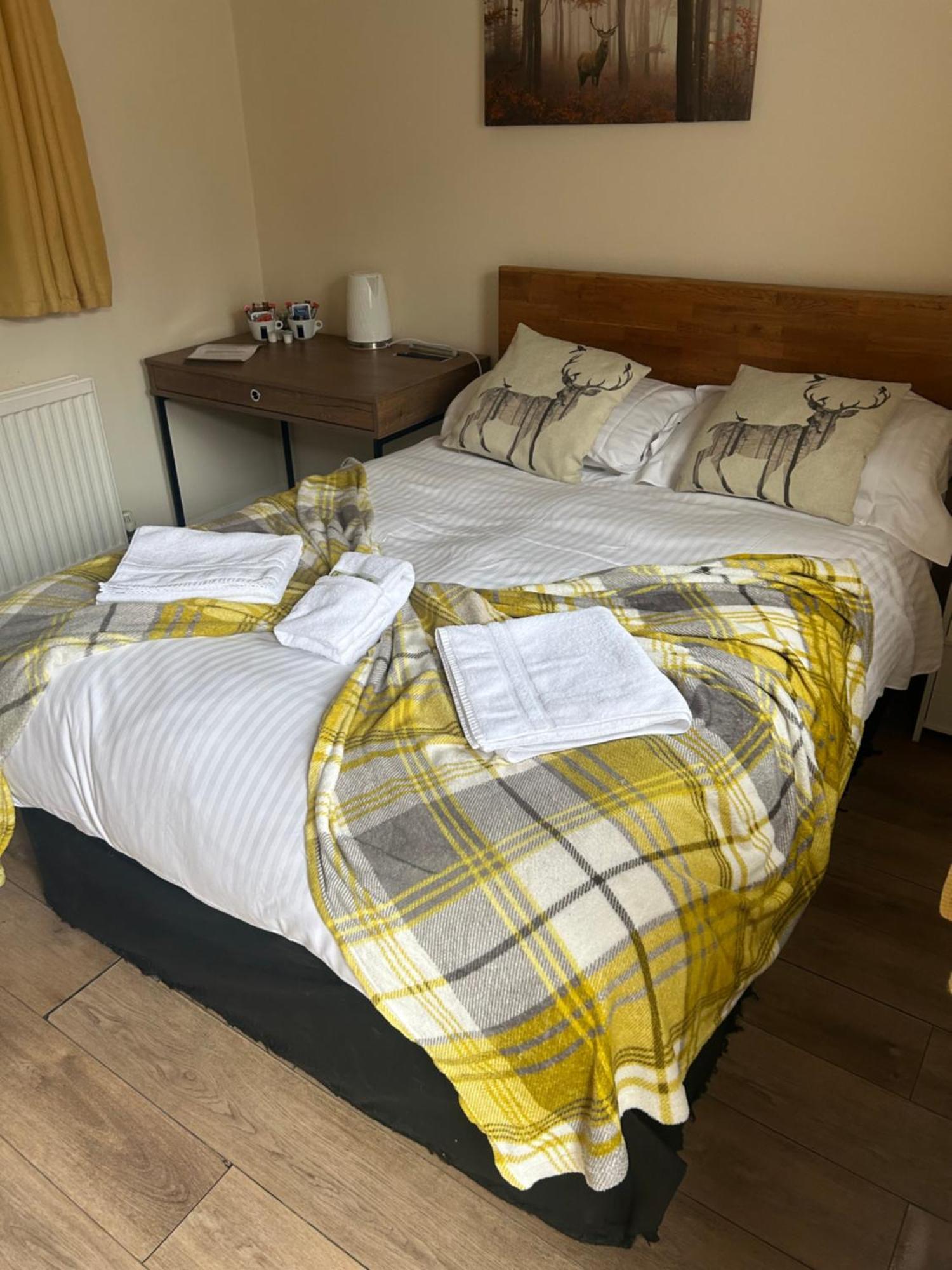 Отель The Wheatsheaf Bramley  Экстерьер фото